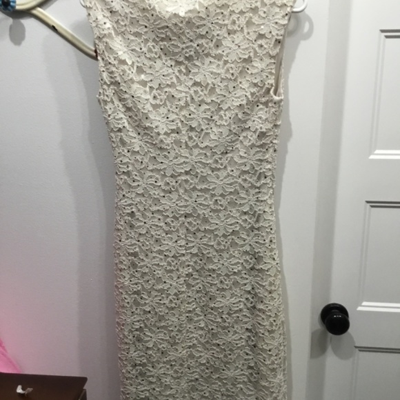 Woman’s dress - Picture 3 of 3